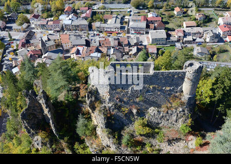 VISTA AEREA. Rovine di un castello medievale che domina il villaggio di Guillaumes sulla riva sinistra del fiume Var. Alpes-Maritimes, Francia. Foto Stock