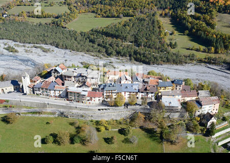 VISTA AEREA. Borgo medievale sulla riva destra del fiume Var. Saint-Martin d'Entraunes, Alpes-Maritimes, il backcountry della Costa Azzurra, Francia. Foto Stock