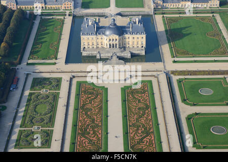 VISTA AEREA. Castello e giardini di Vaux-le-Vicomte. Maincy, Seine-et-Marne, Île-de-France, Francia. Foto Stock