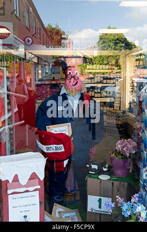 Pattingham spaventapasseri festival Staffordshire 2015 postino pat a post office Foto Stock