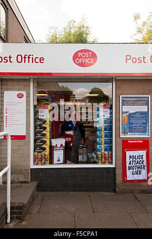 Pattingham spaventapasseri festival Staffordshire 2015 postino pat a post office Foto Stock