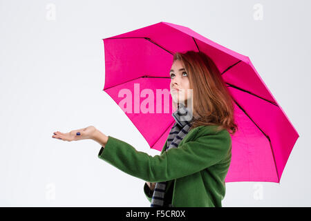 Ritratto di una donna triste con ombrellone isolato su uno sfondo bianco Foto Stock