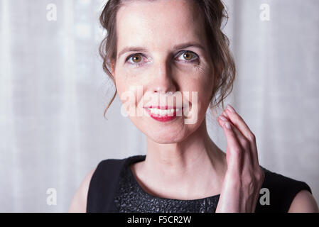 Ritratto di donna attraente che sorride Foto Stock