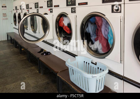 Interno di lavanderia (asciugatrice in azione), Regno Unito Foto Stock