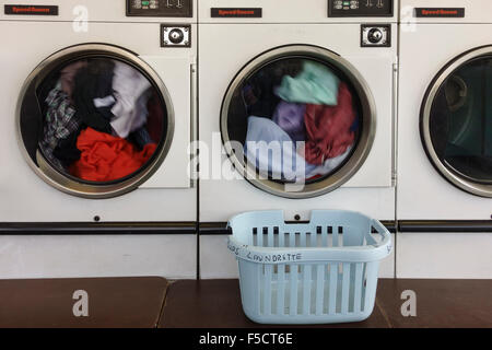 Interno di lavanderia (asciugatrice in azione), Regno Unito Foto Stock