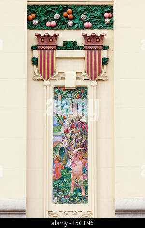 Mosaici modernista ornano la facciata del Estacio del Nord Stazione ferroviaria di Valencia, Spagna. Foto Stock