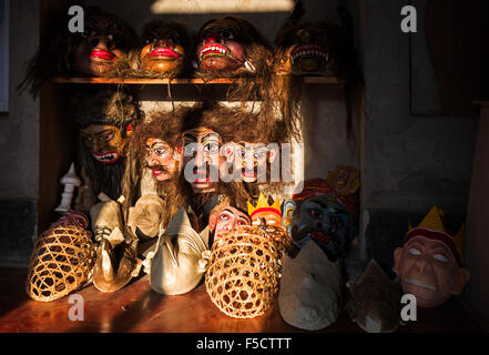 Le maschere esposte nel Shamaguri Satra monastero mostrato in differenti fasi di fabbricazione Foto Stock