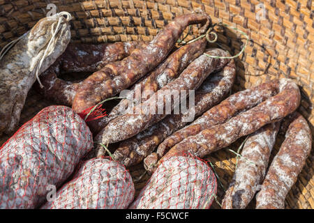 Vari tipi di Francese tradizionale salsiccia secca - strada del mercato dettaglio. Foto Stock