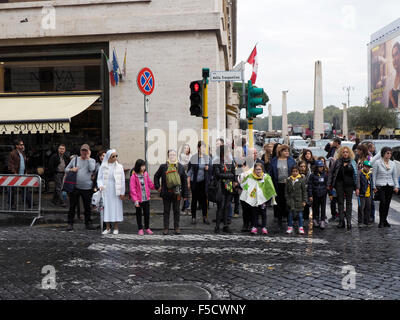 Le persone sul loro modo di vedere il Papa, nei pressi del Vaticano. Foto Stock