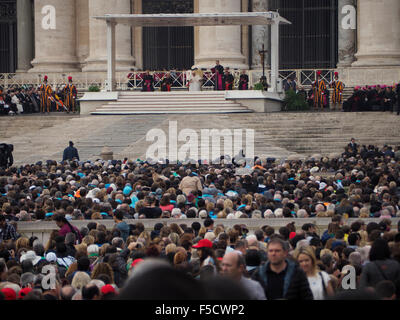 Una grande folla si raduna per la Messa del Papa Francesco su San Pietro in Vaticano. Foto Stock