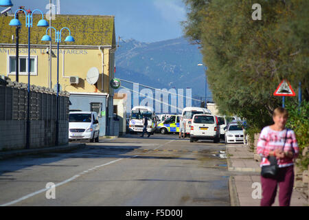 Gibilterra - 2 Novembre 2015 - Il Royal Gibilterra la polizia dovette intervenire questa mattina presso la nave da crociera terminale dopo i membri di Gibraltar Taxi Association condurre servizi di navetta dal molo nord bloccato l'area portuale durante un ora di lunga disputa l'azione. La controversia sorta dopo diversi spagnolo immatricolati i veicoli privati e i furgoni erano visto arrivare alla nave da crociera il terminale presumibilmente i servizi operativi per la nave da crociera passeggeri. Elementi di GTA sono adirato per la presenza dei veicoli, allegeding che operavano illegalmente nel territorio di Gibilterra. © Stephen Ignacio/Alamy Li Foto Stock