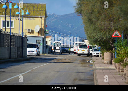 Gibilterra - 2 Novembre 2015 - Il Royal Gibilterra la polizia dovette intervenire questa mattina presso la nave da crociera terminale dopo i membri di Gibraltar Taxi Association condurre servizi di navetta dal molo nord bloccato l'area portuale durante un ora di lunga disputa l'azione. La controversia sorta dopo diversi spagnolo immatricolati i veicoli privati e i furgoni erano visto arrivare alla nave da crociera il terminale presumibilmente i servizi operativi per la nave da crociera passeggeri. Elementi di GTA sono adirato per la presenza dei veicoli, allegeding che operavano illegalmente nel territorio di Gibilterra. © Stephen Ignacio/Alamy Li Foto Stock