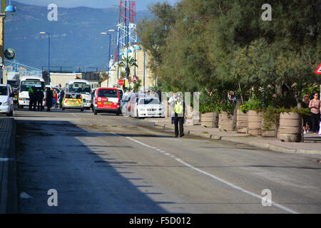 Gibilterra - 2 Novembre 2015 - Il Royal Gibilterra la polizia dovette intervenire questa mattina presso la nave da crociera terminale dopo i membri di Gibraltar Taxi Association condurre servizi di navetta dal molo nord bloccato l'area portuale durante un ora di lunga disputa l'azione. La controversia sorta dopo diversi spagnolo immatricolati i veicoli privati e i furgoni erano visto arrivare alla nave da crociera il terminale presumibilmente i servizi operativi per la nave da crociera passeggeri. Elementi di GTA sono adirato per la presenza dei veicoli, allegeding che operavano illegalmente nel territorio di Gibilterra. © Stephen Ignacio/Alamy Li Foto Stock