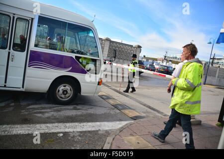 Gibilterra - 2 Novembre 2015 - Il Royal Gibilterra la polizia dovette intervenire questa mattina presso la nave da crociera terminale dopo i membri di Gibraltar Taxi Association condurre servizi di navetta dal molo nord bloccato l'area portuale durante un ora di lunga disputa l'azione. La controversia sorta dopo diversi spagnolo immatricolati i veicoli privati e i furgoni erano visto arrivare alla nave da crociera il terminale presumibilmente i servizi operativi per la nave da crociera passeggeri. Elementi di GTA sono adirato per la presenza dei veicoli, allegeding che operavano illegalmente nel territorio di Gibilterra. © Stephen Ignacio/Alamy Li Foto Stock