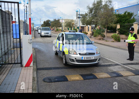 Gibilterra - 2 Novembre 2015 - Il Royal Gibilterra la polizia dovette intervenire questa mattina presso la nave da crociera terminale dopo i membri di Gibraltar Taxi Association condurre servizi di navetta dal molo nord bloccato l'area portuale durante un ora di lunga disputa l'azione. La controversia sorta dopo diversi spagnolo immatricolati i veicoli privati e i furgoni erano visto arrivare alla nave da crociera il terminale presumibilmente i servizi operativi per la nave da crociera passeggeri. Elementi di GTA sono adirato per la presenza dei veicoli, allegeding che operavano illegalmente nel territorio di Gibilterra. © Stephen Ignacio/Alamy Li Foto Stock