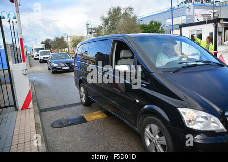 Gibilterra - 2 Novembre 2015 - Il Royal Gibilterra la polizia dovette intervenire questa mattina presso la nave da crociera terminale dopo i membri di Gibraltar Taxi Association condurre servizi di navetta dal molo nord bloccato l'area portuale durante un ora di lunga disputa l'azione. La controversia sorta dopo diversi spagnolo immatricolati i veicoli privati e i furgoni erano visto arrivare alla nave da crociera il terminale presumibilmente i servizi operativi per la nave da crociera passeggeri. Elementi di GTA sono adirato per la presenza dei veicoli, allegeding che operavano illegalmente nel territorio di Gibilterra. © Stephen Ignacio/Alamy Li Foto Stock