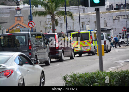 Gibilterra - 2 Novembre 2015 - Il Royal Gibilterra la polizia dovette intervenire questa mattina presso la nave da crociera terminale dopo i membri di Gibraltar Taxi Association condurre servizi di navetta dal molo nord bloccato l'area portuale durante un ora di lunga disputa l'azione. La controversia sorta dopo diversi spagnolo immatricolati i veicoli privati e i furgoni erano visto arrivare alla nave da crociera il terminale presumibilmente i servizi operativi per la nave da crociera passeggeri. Elementi di GTA sono adirato per la presenza dei veicoli, allegeding che operavano illegalmente nel territorio di Gibilterra. © Stephen Ignacio/Alamy Li Foto Stock