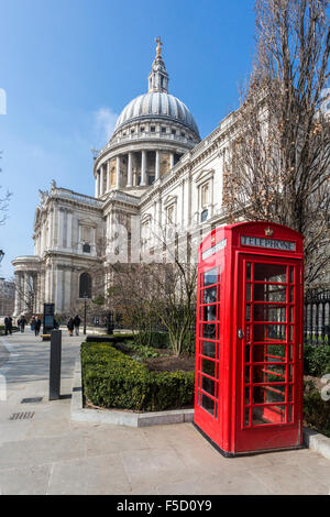 La Cattedrale di St Paul, Londra, con un iconico Londra cabina telefonica in primo piano. Foto Stock