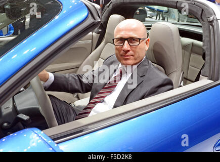 FILE - un file immagine datata 13 gennaio 2014 raffigura Bernhard Maier, ex direttore delle vendite e del marketing presso Porsche, ubicazione in una vettura al North American International Auto Show (NAIAS) a Detroit, STATI UNITI D'AMERICA. Il 01 novembre 2015 Bernhard Maier ha assunto il ruolo di amministratore delegato di Skoda. Foto: ULI DECK/dpa Foto Stock