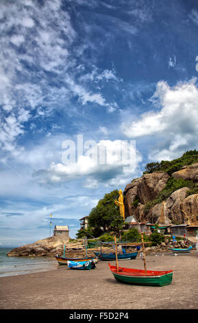 Spiaggia e il villaggio di pescatori che si trova accanto alla grande statua di Budda situato in Khao Takiab regione di Hua Hin in Thailandia. Il Foto Stock