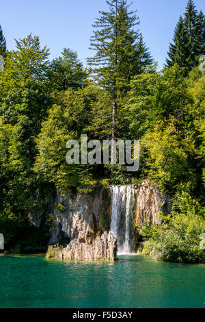 Cascata presso il Parco Nazionale di Plitvice in Croazia Foto Stock
