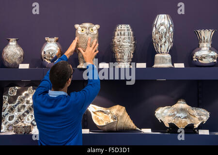 Londra, Regno Unito. 02Nov, 2015. Un gufo argento wine cooler (£10k) viene ispezionata sulla J Baptista Antiquario stand - Inverno Olympia Arte & Antiquariato- nel suo venticinquesimo anno la fiera ospita 22.000 i visitatori che vengono a vedere oltre 30.000 pezzi per la vendita da 120 raccolte a mano i concessionari valutati frpom £100-£1 m. La fiera corre da 2-8 novembre 2015, apertura con il collezionista di ricezione in anteprima il 2 novembre a 5pm. Credito: Guy Bell/Alamy Live News Foto Stock