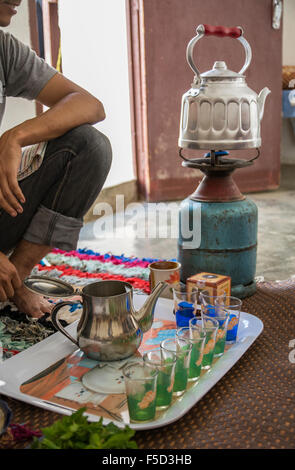Il tradizionale tè rendendo rituale seguita da una deliziosa colazione berbera. Perfetto per una metà trek break in Atlas Mountains Foto Stock