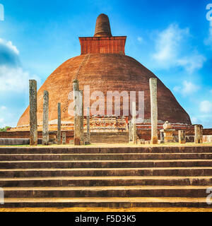 Jetavanaramaya dagoba nelle rovine di Jetavana nella sacra città del patrimonio mondiale Anuradhapura, Sri Lanka Foto Stock