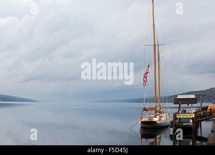 Schooner vero amore attende i passeggeri per un tour del Lago Seneca, Watkins Glen, New York, Stati Uniti d'America Foto Stock