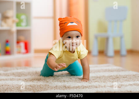 Gattona baby boy a casa sul pavimento Foto Stock