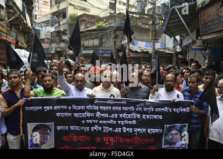 Dacca in Bangladesh. 02Nov, 2015. Bangladesh editori e venditori di attesa di associazione di una protesta rally con bandiera nera contro gli attacchi delle secolari scrittori ed editori a Bangla Bazar di Dhaka. Il 02 novembre 2015 la differente organizzazione gli attivisti continuano manifestazione di protesta contro gli attacchi delle secolari scrittori ed editori a Dhaka, nel Bangladesh. Il 02 novembre 2015 Credit: Mamunur Rashid/Alamy Live News Foto Stock