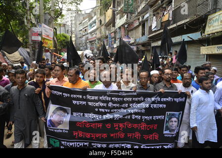 Dacca in Bangladesh. 02Nov, 2015. Bangladesh editori e venditori di attesa di associazione di una protesta rally con bandiera nera contro gli attacchi delle secolari scrittori ed editori a Bangla Bazar di Dhaka. Il 02 novembre 2015 la differente organizzazione gli attivisti continuano manifestazione di protesta contro gli attacchi delle secolari scrittori ed editori a Dhaka, nel Bangladesh. Il 02 novembre 2015 Credit: Mamunur Rashid/Alamy Live News Foto Stock