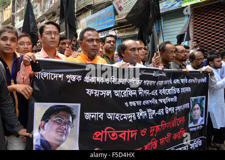 Dacca in Bangladesh. 02Nov, 2015. Bangladesh editori e venditori di attesa di associazione di una protesta rally con bandiera nera contro gli attacchi delle secolari scrittori ed editori a Bangla Bazar di Dhaka. Il 02 novembre 2015 la differente organizzazione gli attivisti continuano manifestazione di protesta contro gli attacchi delle secolari scrittori ed editori a Dhaka, nel Bangladesh. Il 02 novembre 2015 Credit: Mamunur Rashid/Alamy Live News Foto Stock