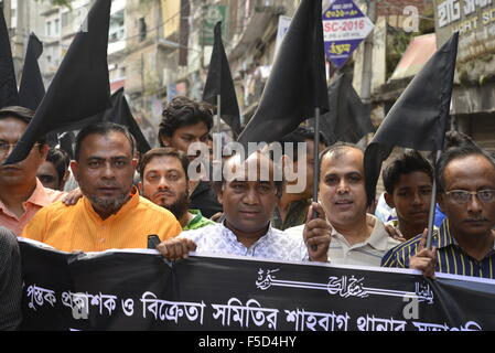 Dacca in Bangladesh. 02Nov, 2015. Bangladesh editori e venditori di attesa di associazione di una protesta rally con bandiera nera contro gli attacchi delle secolari scrittori ed editori a Bangla Bazar di Dhaka. Il 02 novembre 2015 la differente organizzazione gli attivisti continuano manifestazione di protesta contro gli attacchi delle secolari scrittori ed editori a Dhaka, nel Bangladesh. Il 02 novembre 2015 Credit: Mamunur Rashid/Alamy Live News Foto Stock