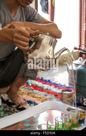 Il tradizionale tè rendendo rituale seguita da una deliziosa colazione berbera. Perfetto per una metà trek break in Atlas Mountains Foto Stock