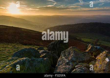 Helmeth il legno e la lunga Mynd visto da un promontorio roccioso sulla vetta della speranza Bowdler Hill, Church Stretton, Shropshire, Regno Unito Foto Stock