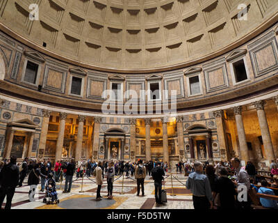 Pantheon cupola interno con molte persone. Roma, Italia Foto Stock
