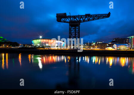 Clyde idrostatico laterale a Glasgow di notte Foto Stock