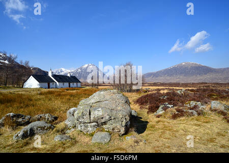 Glencoe black rock cottage in Scozia Foto Stock