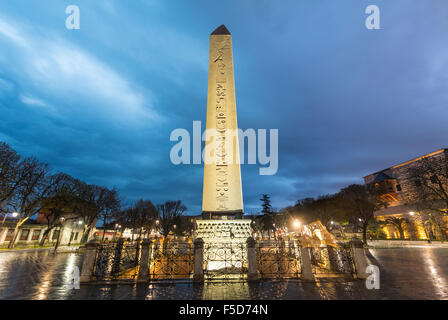 Antico obelisco egiziano su ippodromo di Costantinopoli o Sultan Ahmet Square, lato europeo, Istanbul, Turchia Foto Stock