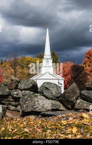 Affascinante New England chiesa e muro di pietra nel villaggio di Canterbury, New Hampshire, STATI UNITI D'AMERICA Foto Stock