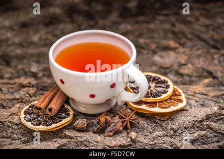 White tazza di tè con puntini rossi sulla corteccia in un atmosfera di festa Foto Stock