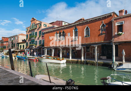 Edifici storici lungo il canal Rio del vetrai, Murano, Venezia, Venezia, Veneto, Italia Foto Stock