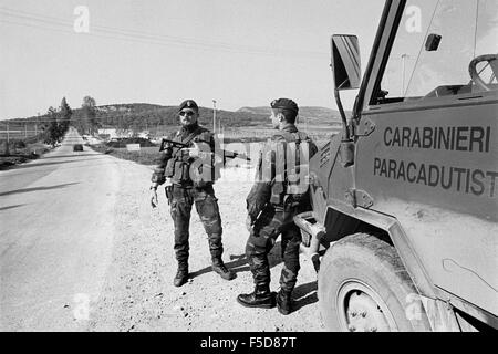 Albania, operazione Alba di Forze Armate italiane dopo la guerra civile di primavera 1997, i soldati delle unità speciali 1° reggimento Carabinieri Parachutist "Tuscania' pattuglie per la strada per la città di Valona Foto Stock