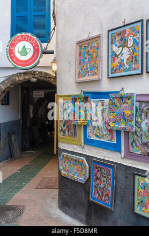 Le opinioni, bancarelle e tante curiosità in vendita lungo il dedalo di sentieri di Souk Essaouira, Marocco. Foto Stock