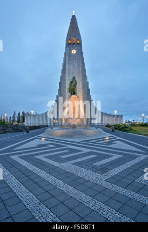 Chiesa Hallgrims dall architetto Guðjón Samúelsson, Leif Erikson statua (Alexander Stirling Calder, scultore), Reykjavik, Islanda Foto Stock