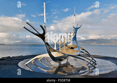 Sun Voyager (Solfar) scultura (Jon Gunnar Arnason, scultore), Reykjavik, Islanda Foto Stock