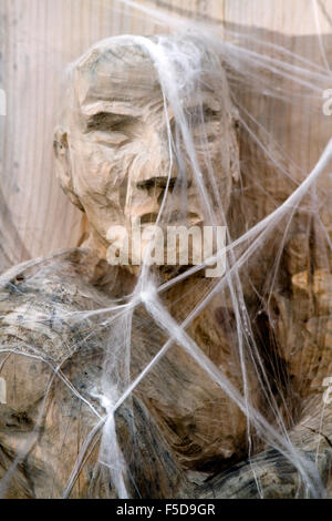 Halloween intaglio del legno su Wesley Street, Southport, Merseyside, Regno Unito Foto Stock