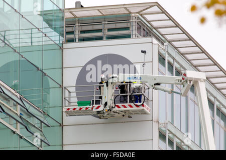 Baden, Svizzera. Il 2 novembre 2015. Installazione della nuova General Electric logo presso la ex Alstom potenza termica in sede. Carsten Reisinger/Alamy Live News. Foto Stock