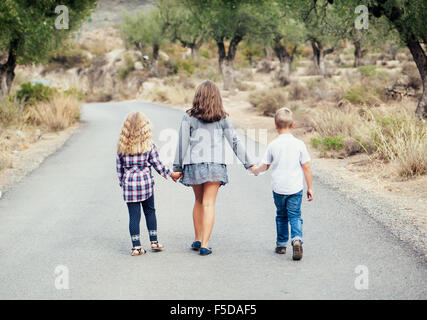 Tre bambini sono sulla strada Foto Stock